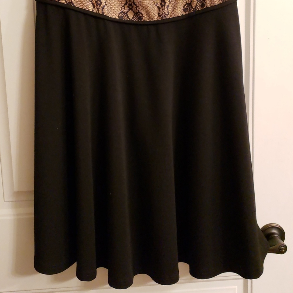 Lace Mini - Picture 2 of 2